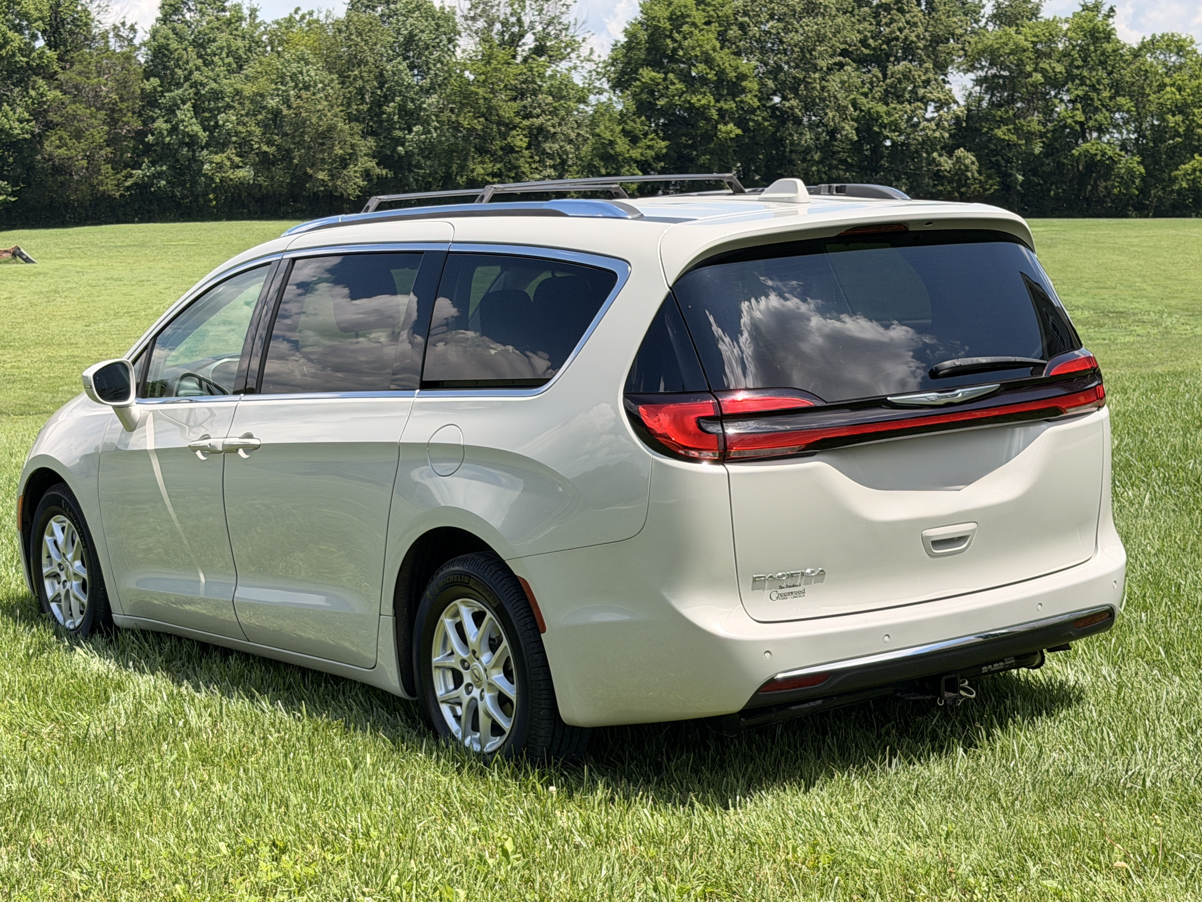 Used 2021 Chrysler Pacifica Touring-L FWD image 2