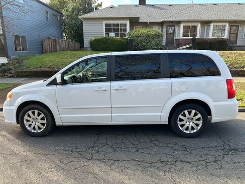 Used 2015 Chrysler Town & Country LX image 5