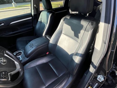 Used 2018 Toyota Highlander XLE FWD image 16
