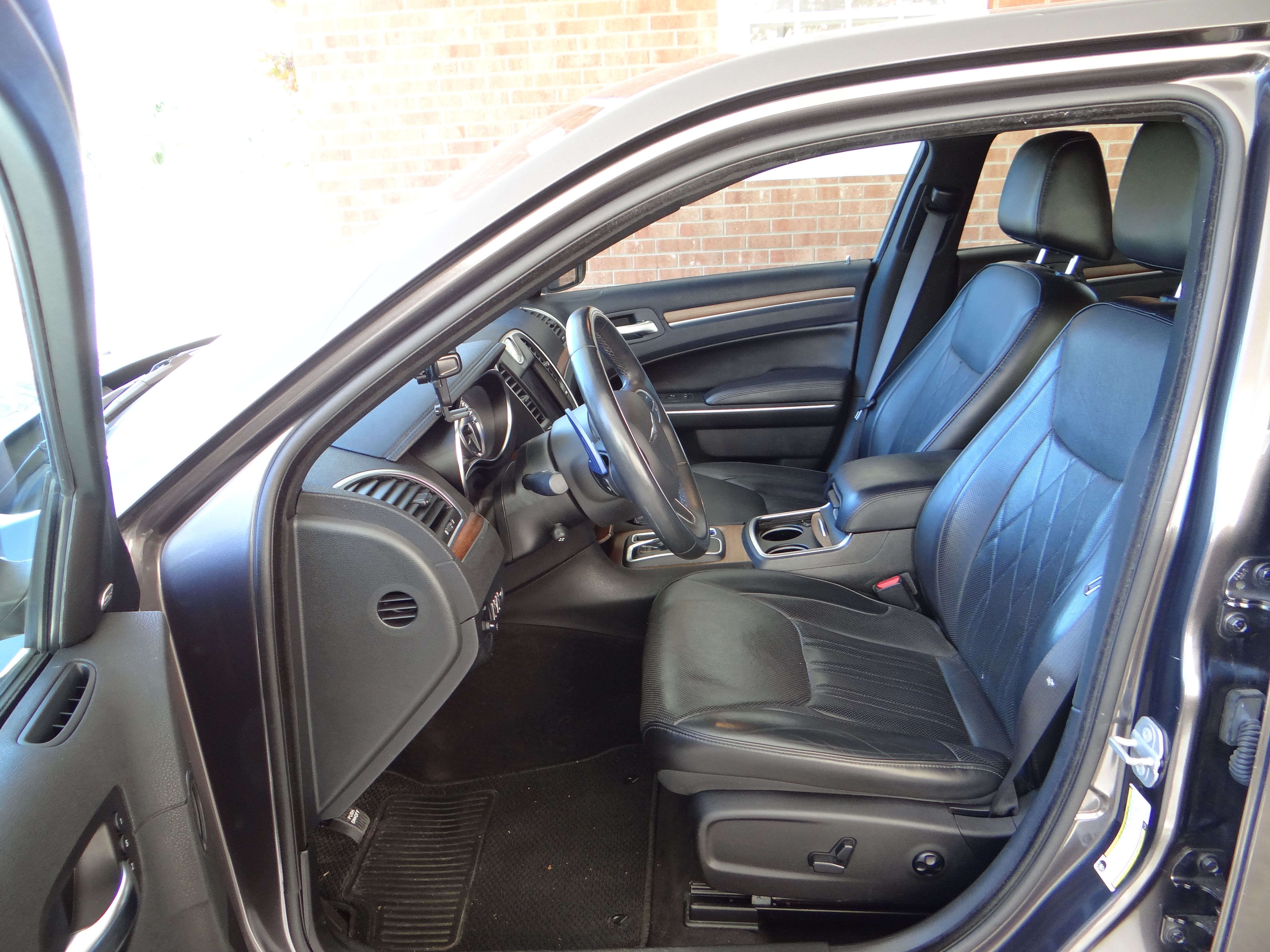 Used 2018 Chrysler 300 C RWD image 9