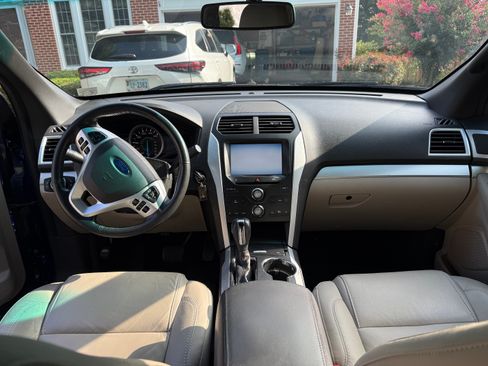 Used 2015 Ford Explorer XLT w/ Equipment Group 202A AWD/4WD image 13