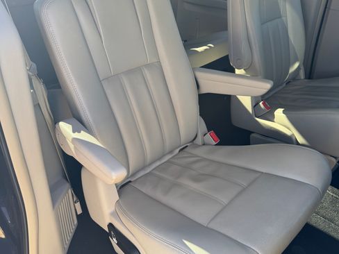 Used 2014 Chrysler Town & Country Touring w/ Driver Convenience Group image 13