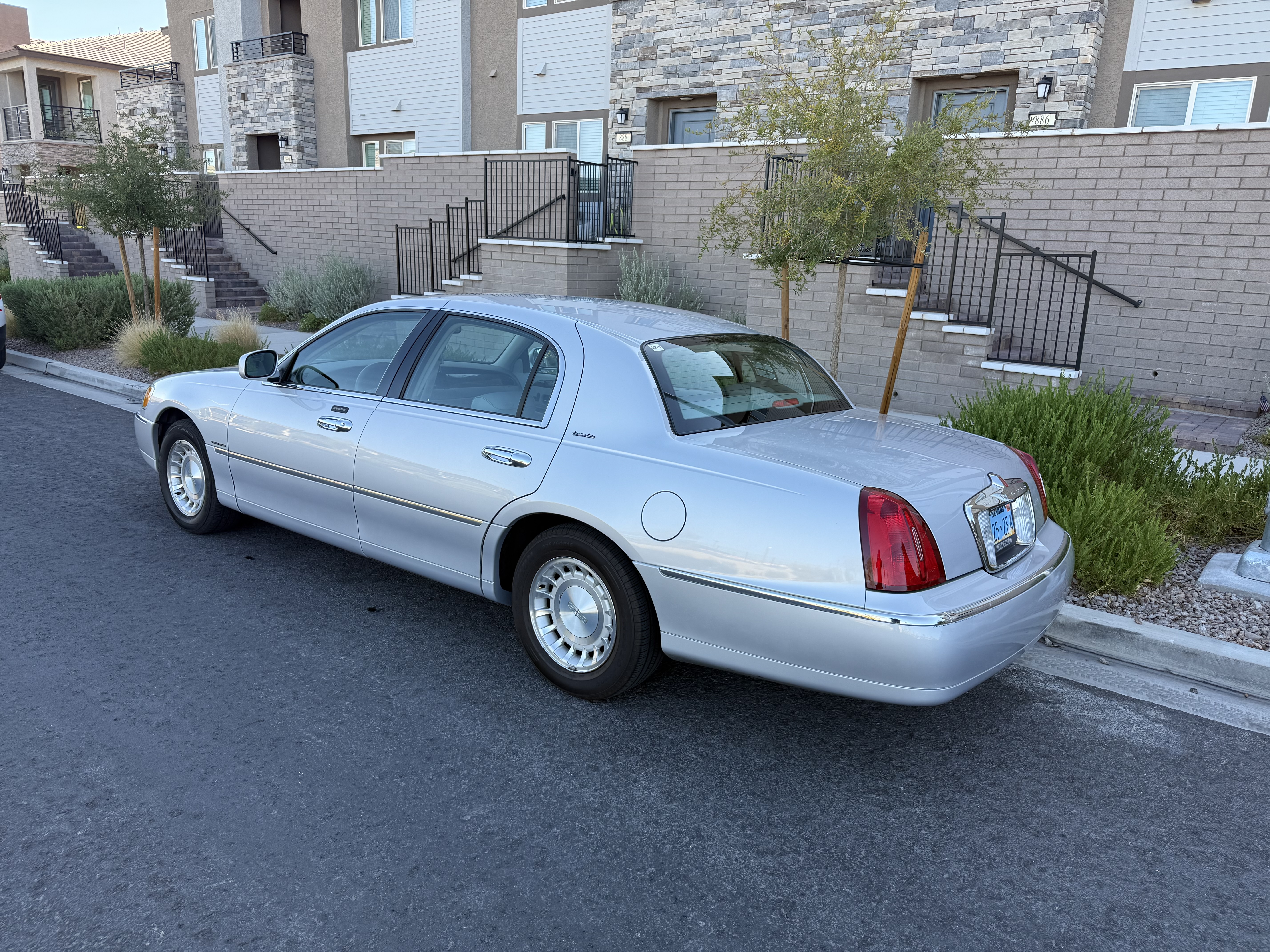 Used 2001 Lincoln Town Car Executive RWD image 5