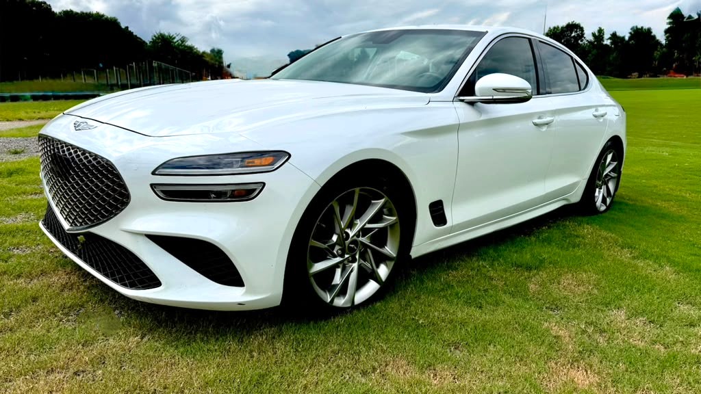 Used 2022 Genesis G70 2.0T RWD image 1