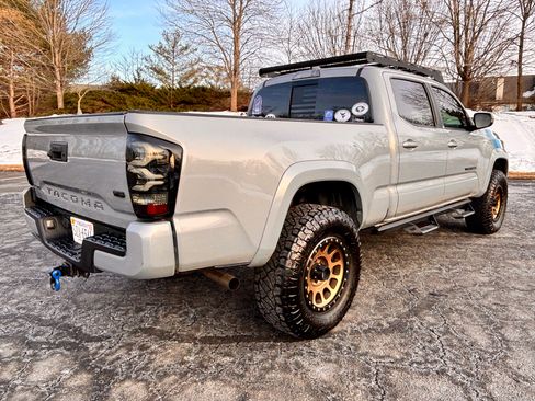 Used 2019 Toyota Tacoma TRD Sport image 9