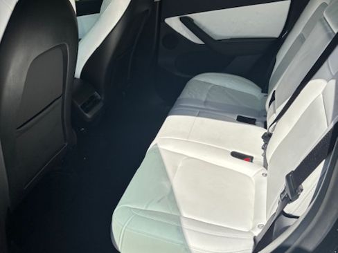 Used 2022 Tesla Model Y Long Range image 13