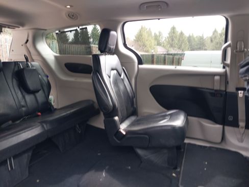 Used 2022 Chrysler Pacifica Touring-L image 17