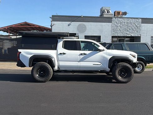Used 2024 Toyota Tacoma TRD Off-Road w/ TRD Off Road Premium Package image 4