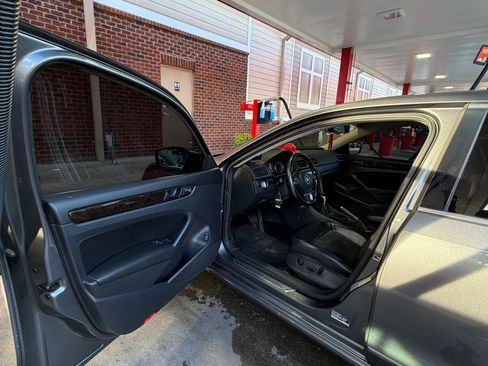 Used 2015 Volkswagen Passat TDI SEL Premium image 2