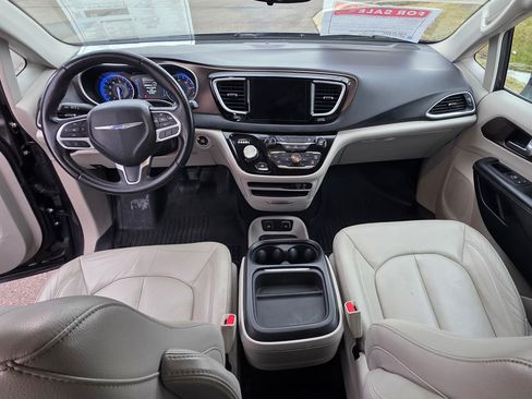 Used 2017 Chrysler Pacifica Touring-L image 13