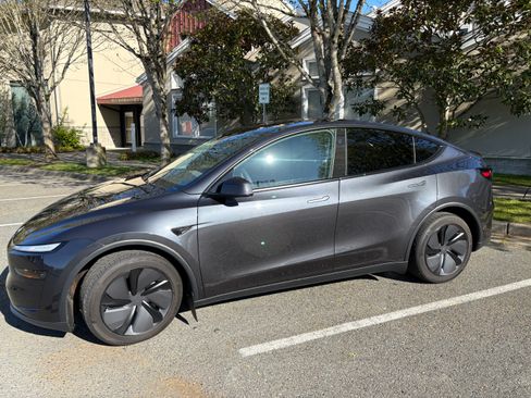 Used 2026 Tesla Model Y Long Range AWD/4WD image 1