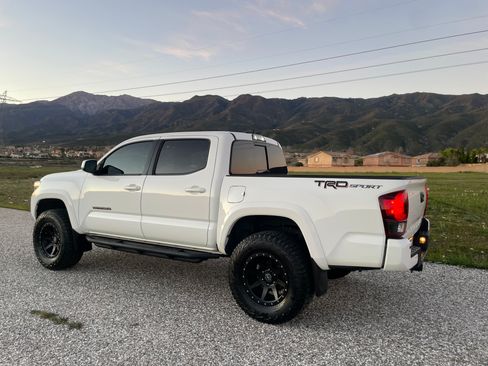 Used 2019 Toyota Tacoma TRD Sport w/ TRD Premium Sport Package RWD image 2