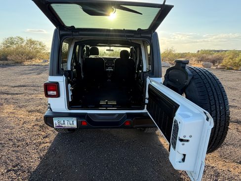 Used 2019 Jeep Wrangler Unlimited Sahara AWD/4WD image 6