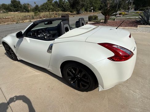 Used 2016 Nissan 370Z Touring image 14