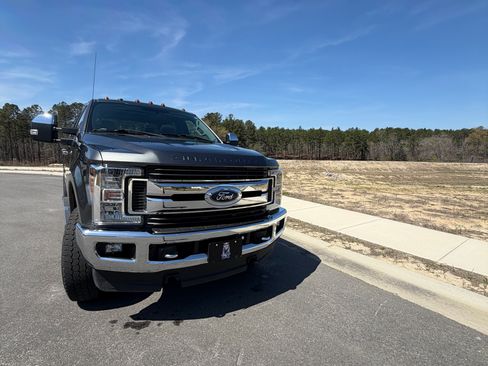 Used 2018 Ford F250 XLT w/ XLT Premium Package image 2