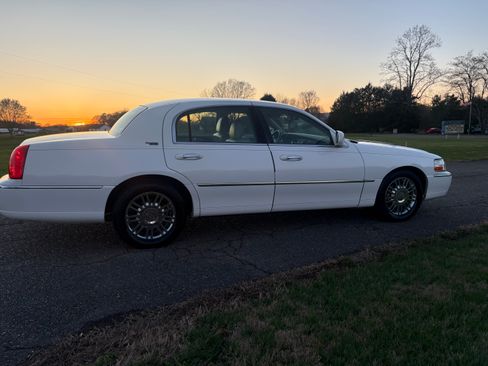 Used 2009 Lincoln Town Car Signature Limited image 1
