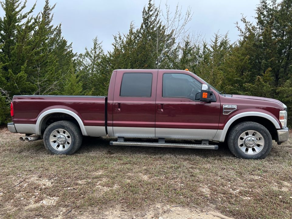 Used 2010 Ford F250 Lariat RWD image 1