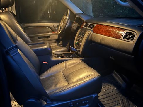 Used 2013 GMC Yukon XL SLT w/ SLT-2 Equipment Package AWD/4WD image 4