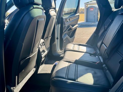 Used 2020 Porsche Cayenne image 18