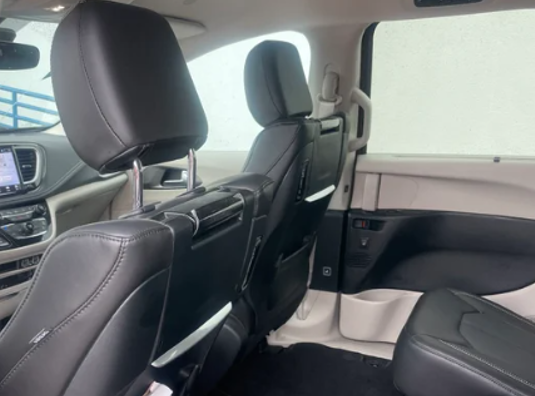 Used 2023 Chrysler Pacifica Touring-L w/ Uconnect Theater Family Group AWD/4WD image 13
