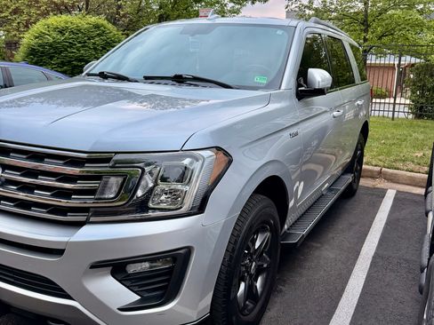 Used 2018 Ford Expedition XLT w/ Equipment Group 202A AWD/4WD image 16