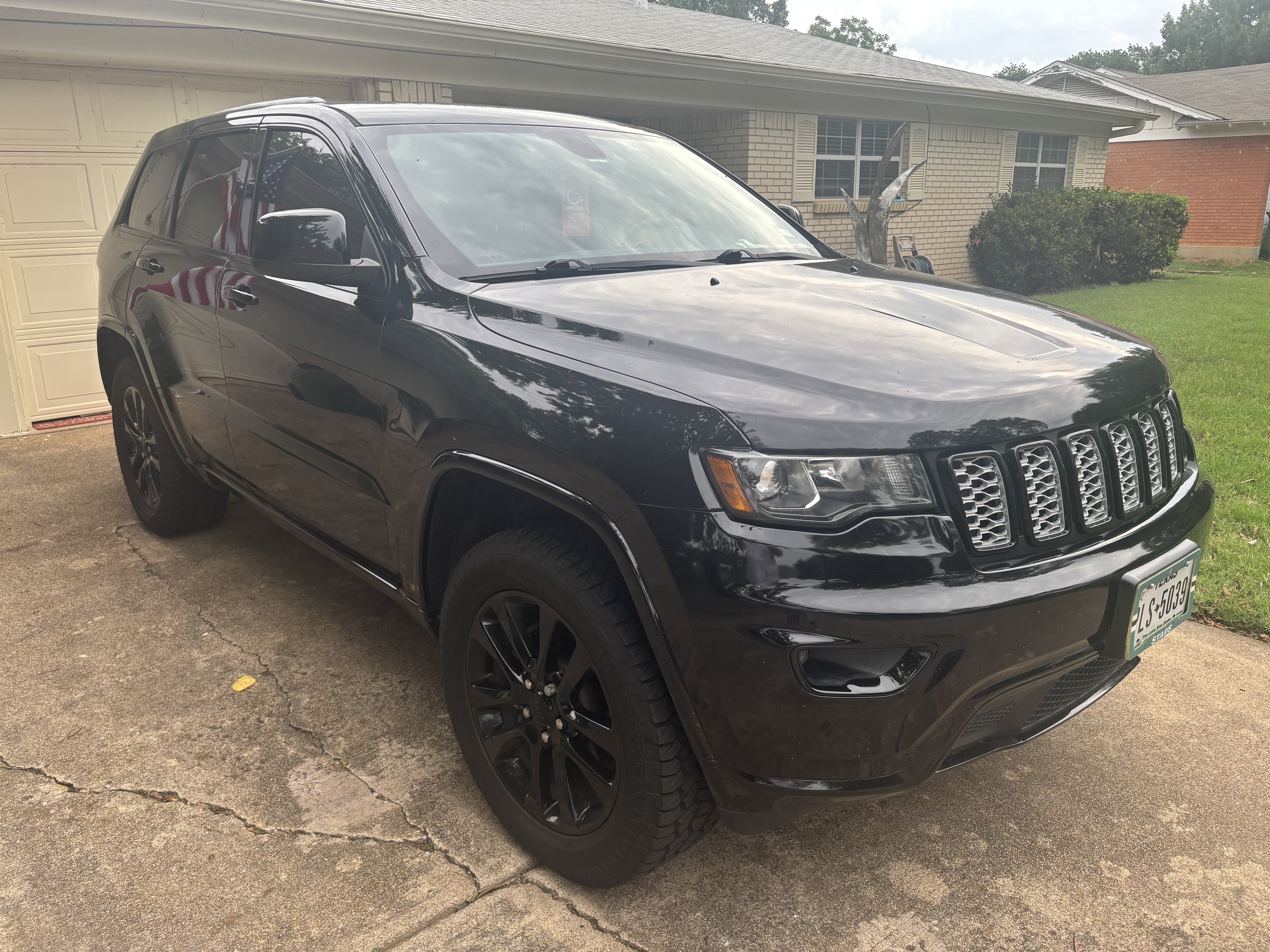 Used 2017 Jeep Grand Cherokee Altitude AWD/4WD image 4
