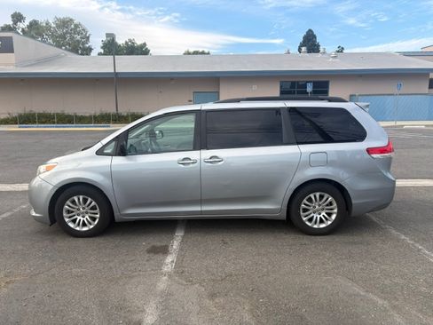 Used 2013 Toyota Sienna XLE FWD image 2