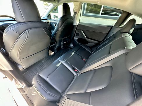 Used 2022 Tesla Model Y Long Range image 21