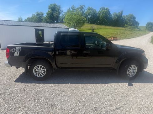 Used 2015 Nissan Frontier SV AWD/4WD image 5