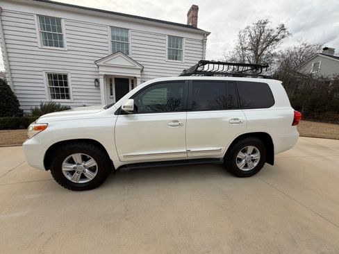 Used 2013 Toyota Land Cruiser image 1