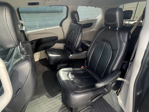 Used 2022 Chrysler Pacifica Touring-L FWD image 9