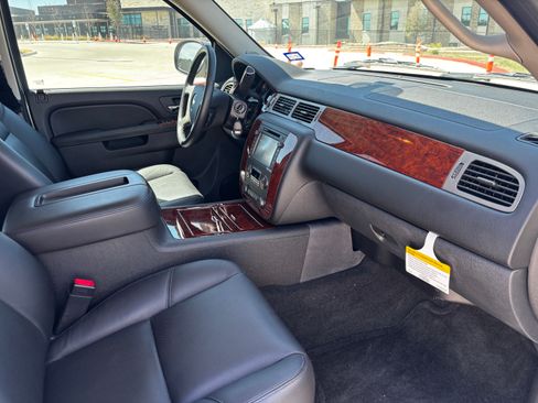 Used 2013 Chevrolet Avalanche LTZ image 9