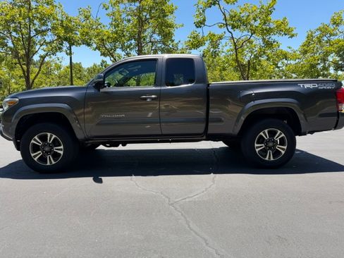 Used 2016 Toyota Tacoma TRD Sport w/ Towing Package AWD/4WD image 2