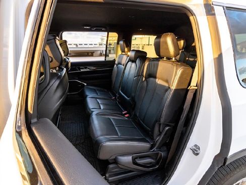 Used 2023 Jeep Wagoneer 2WD image 5