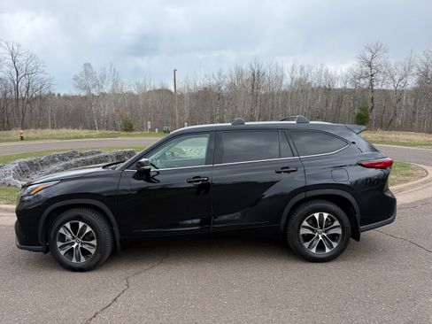 Used 2022 Toyota Highlander XLE AWD/4WD image 5