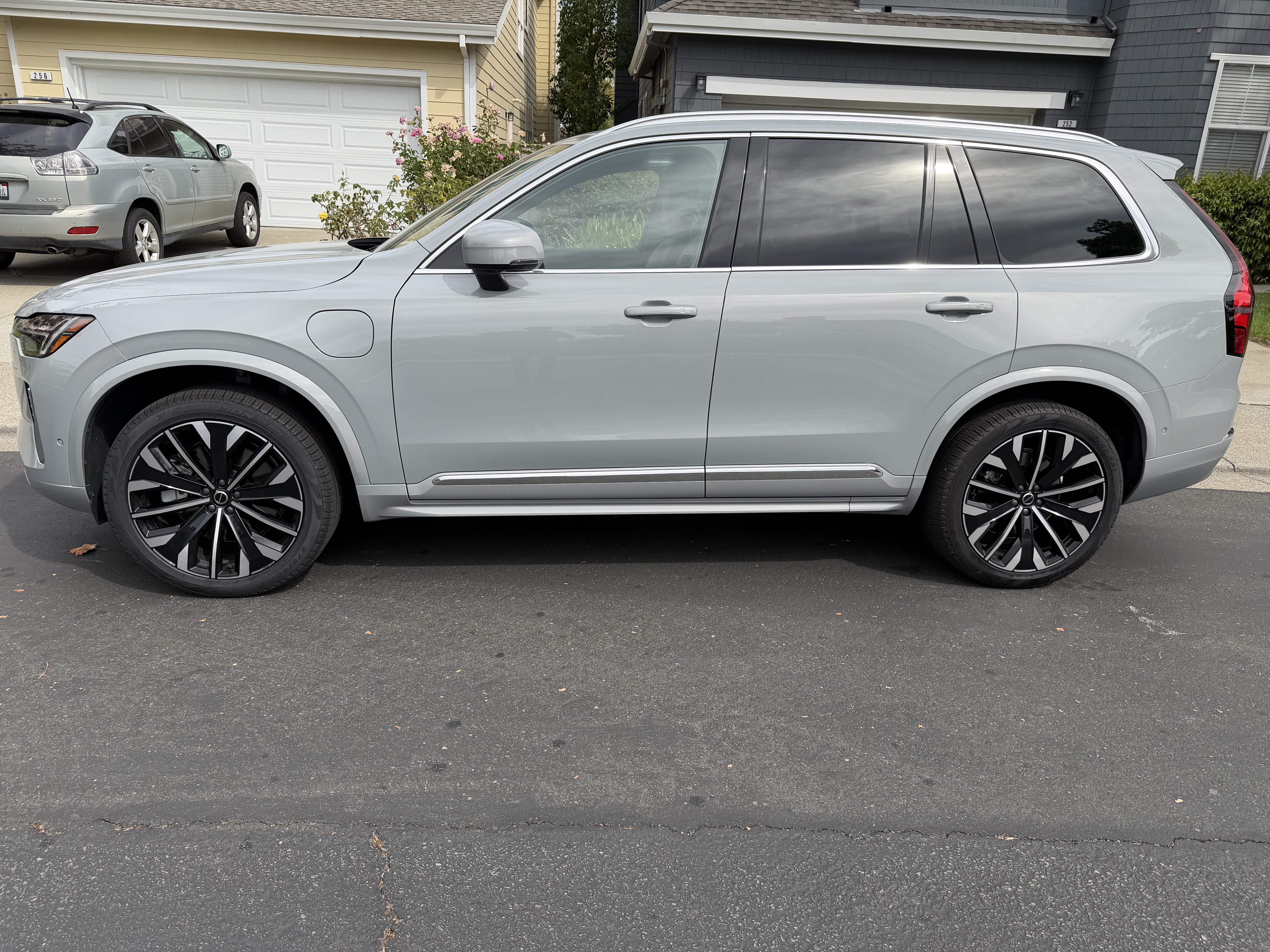 Used 2026 Volvo XC90 T8 Plus w/ Protection Package Premier AWD/4WD image 2