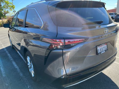 Used 2023 Toyota Sienna Limited image 17