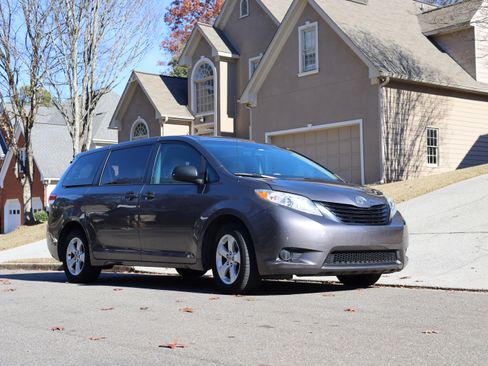 Used 2011 Toyota Sienna CE image 4