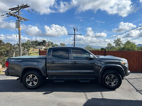 Used 2017 Toyota Tacoma TRD Sport image 4