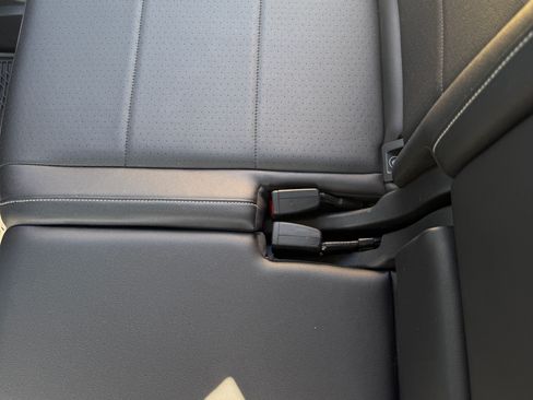Used 2021 Volkswagen Tiguan SE w/ Panoramic Sunroof Package FWD image 5