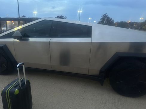 Used 2024 Tesla Cybertruck AWD Crew Cab image 5