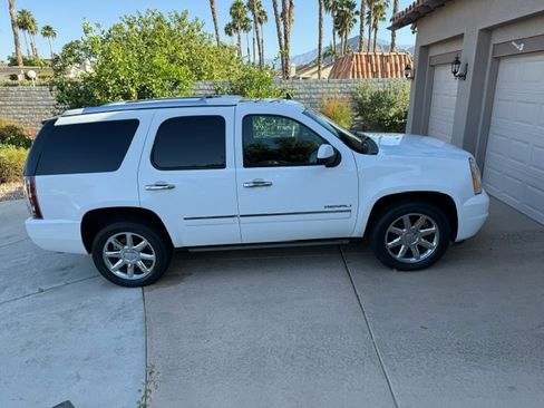 Used 2009 GMC Yukon Denali AWD/4WD image 2
