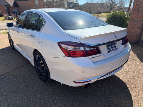 Used 2017 Honda Accord Touring image 5