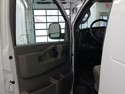 Used 2018 Chevrolet Express 2500 w/ Driver Convenience Package image 12