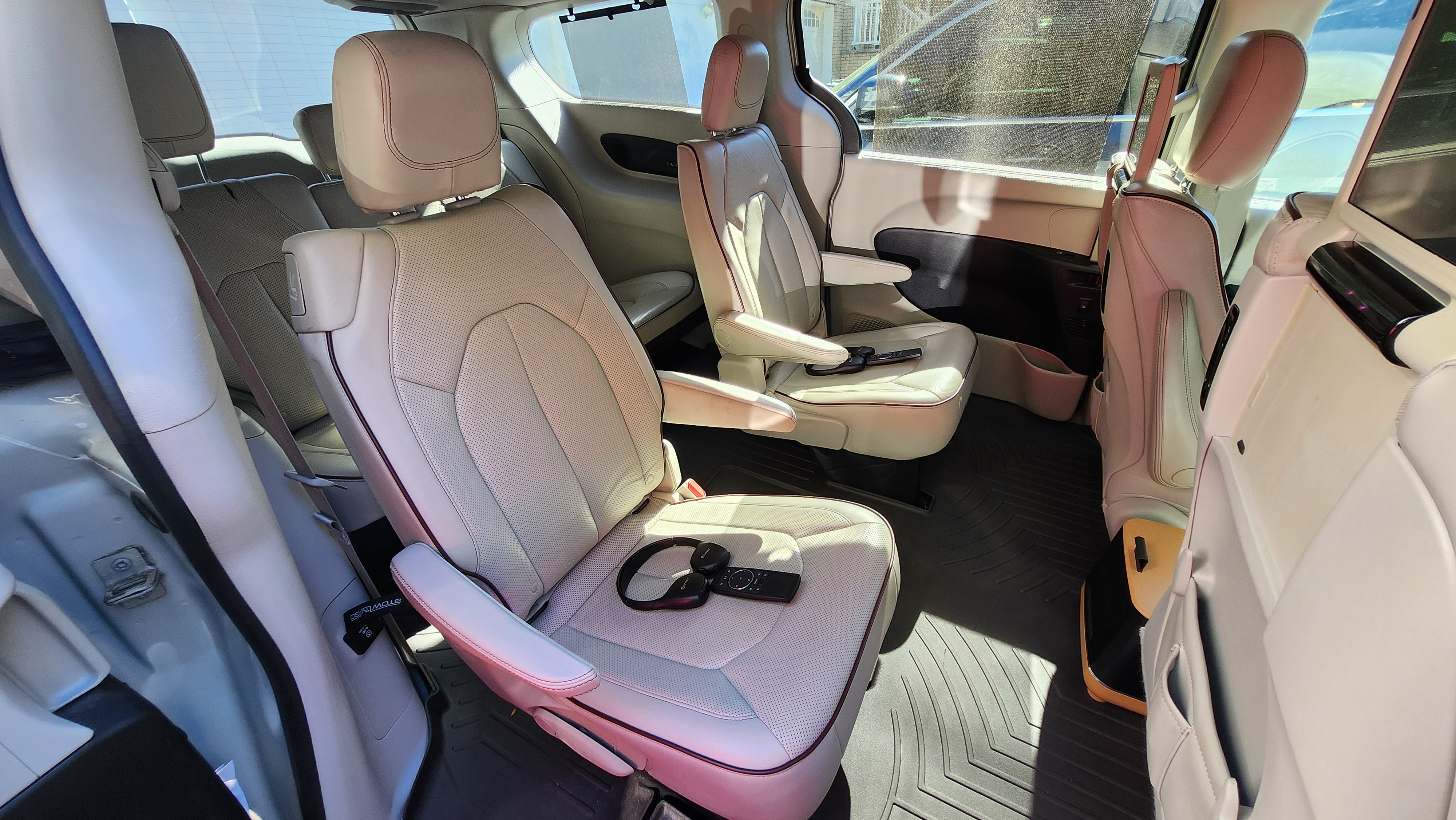 Used 2017 Chrysler Pacifica Limited w/ UConnect Theater Package FWD image 13