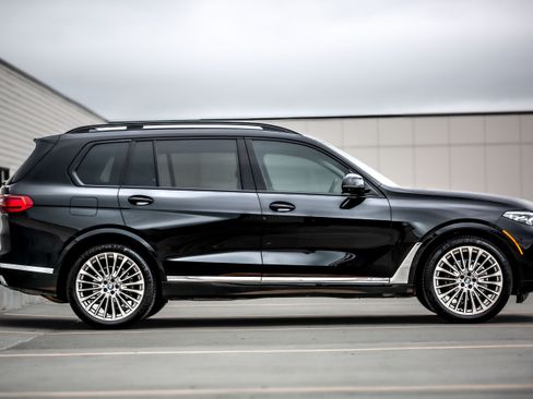 Used 2021 BMW X7 xDrive40i w/ Parking Assistance Package AWD/4WD image 9
