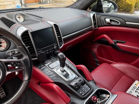 Used 2017 Porsche Cayenne Turbo S image 18