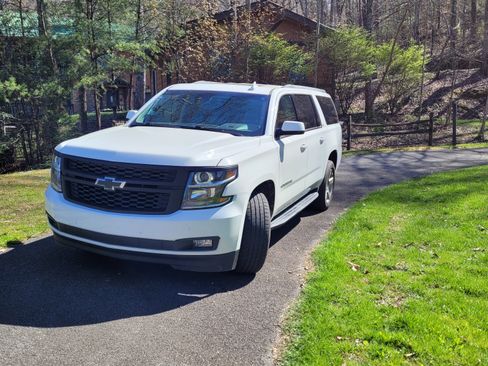 Used 2020 Chevrolet Suburban LT w/ Luxury Package image 1