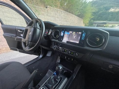 Used 2019 Toyota Tacoma TRD Off-Road w/ Technology Package AWD/4WD image 6
