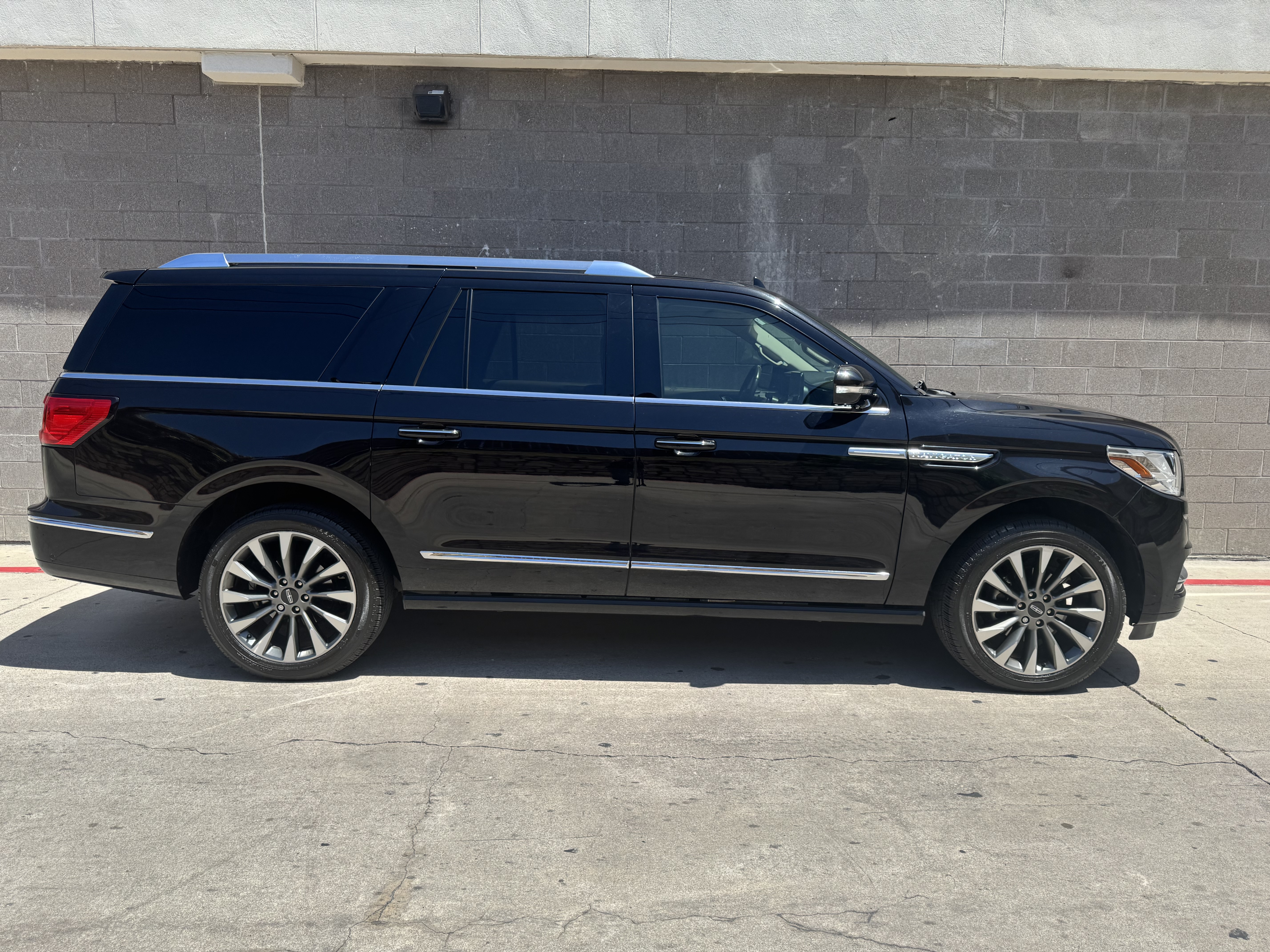 Used 2021 Lincoln Navigator L Reserve RWD image 2